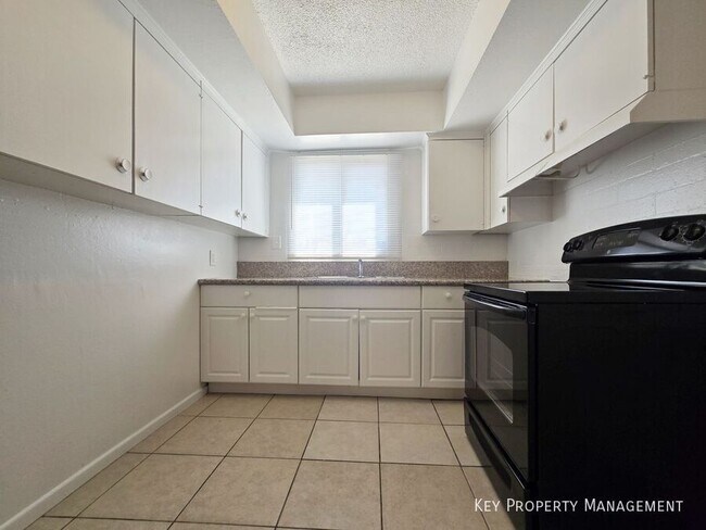 Building Photo - 1904 Rexford Dr