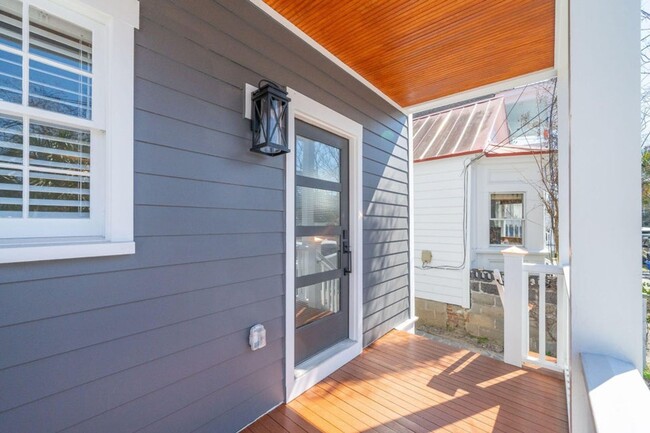 Building Photo - Tastefully Renovated Downtown Charleston Home