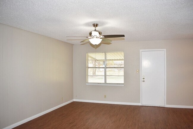 Building Photo - Newly updated 3-2-2 in Fort Worth!