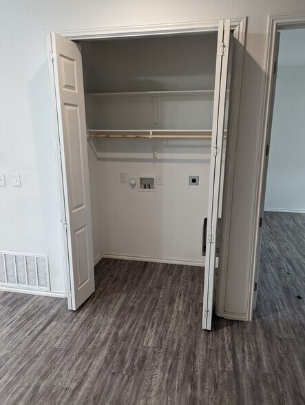 Building Photo - 801 Hallie Cv