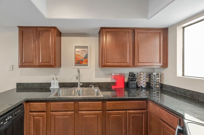 Building Photo - Charming 2-bedroom, 2.5-bathroom condo with a garage in Scottsdale, AZ