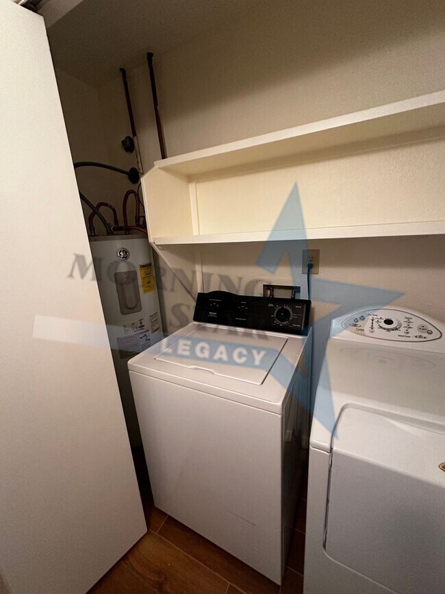 Building Photo - Large 2 bedroom with sunroom in immaculate condition.  Telshor neighborhood with garage!