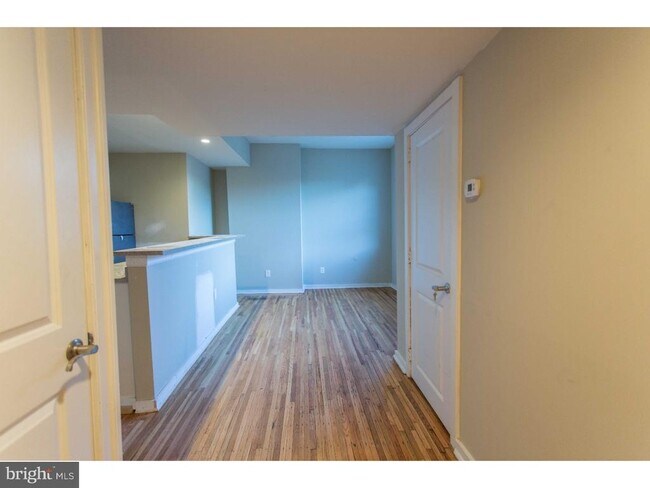 Building Photo - 413 S 11th St