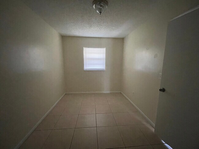 Building Photo - 16xx Barbarie Ln