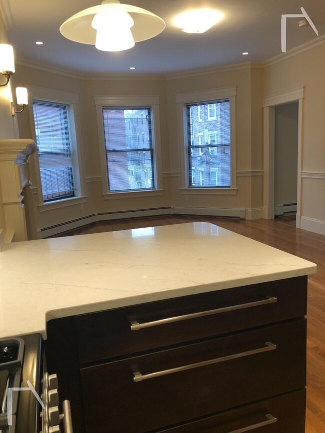 Building Photo - 871 Beacon St