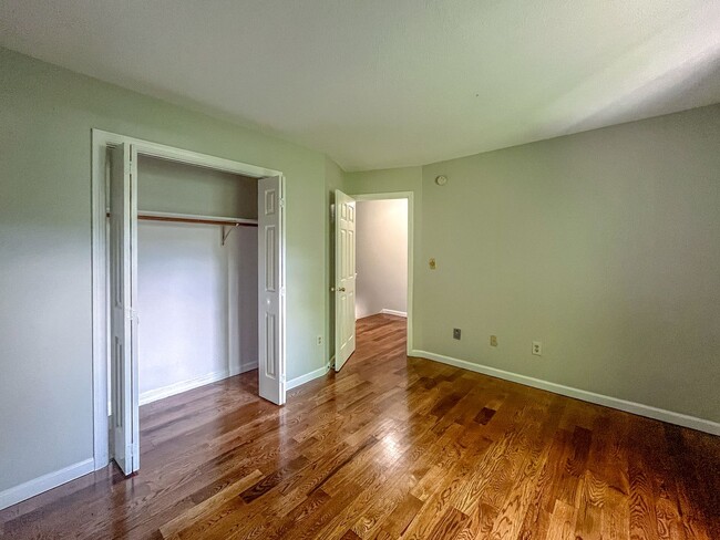 Building Photo - 2 Bed/ 1.5 Bath- Renovated Duplex Condo W/...