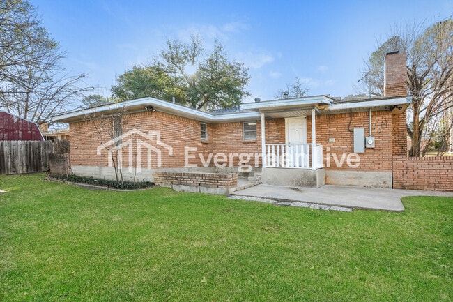 Building Photo - 7105 Robinhood Ln