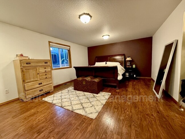 Building Photo - 60031 Ridgeway Loop