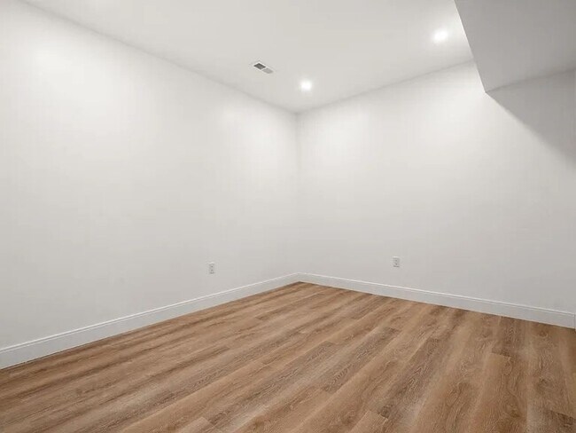 Building Photo - 114 Church St