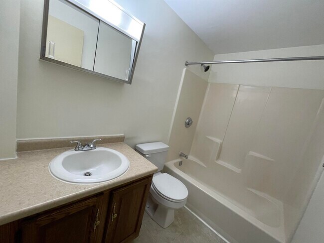 Building Photo - 521 Pine St