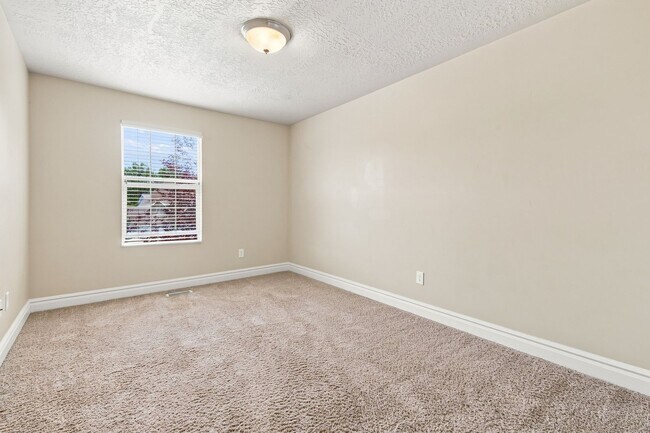 Building Photo - Quiet & Spacious 4 Bed Holladay Home – Walk-In Closets & Big Backyard!!!