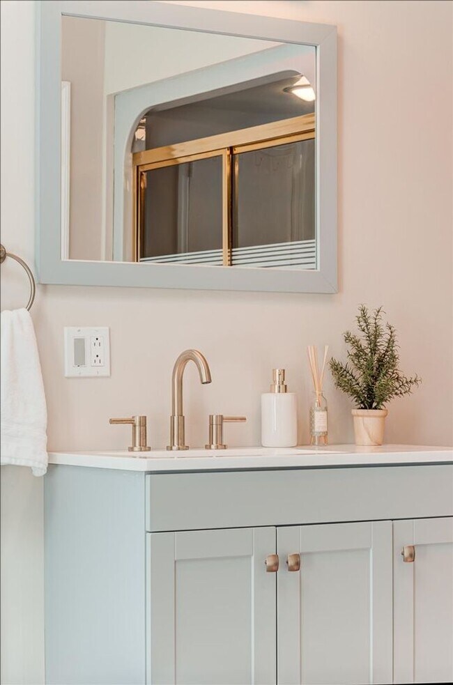 Building Photo - 441 Burlingham Rd