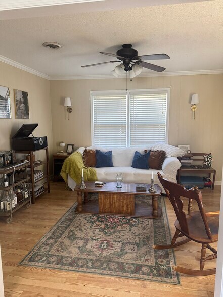 Building Photo - 215 Navaho Trl