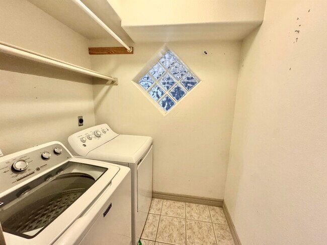 Building Photo - 210 Leon Ave