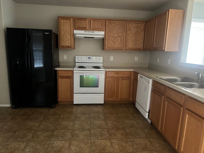 Building Photo - Cute single family home in Lake Point Community