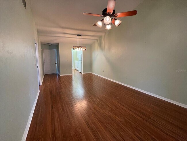 Building Photo - 720 E Gilchrist Ct
