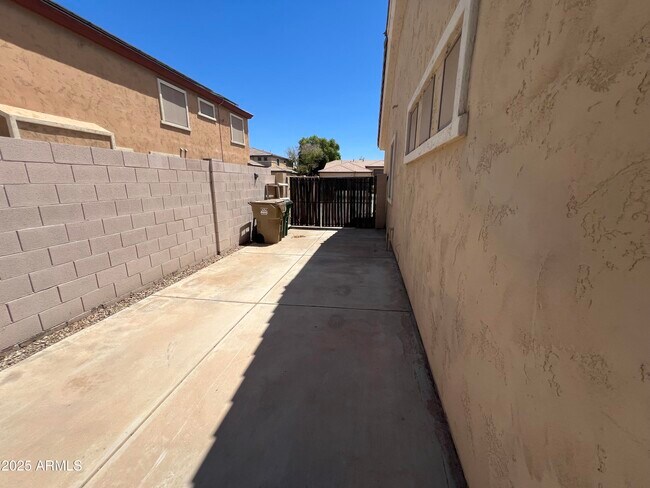 Building Photo - 15494 W Meadowbrook Ave