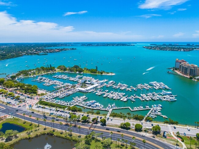 Building Photo - 858 Hudson Ave