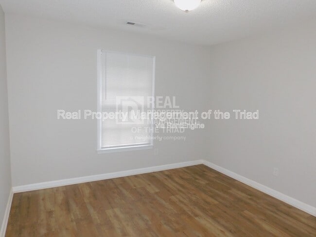 Building Photo - 1720 Spry St