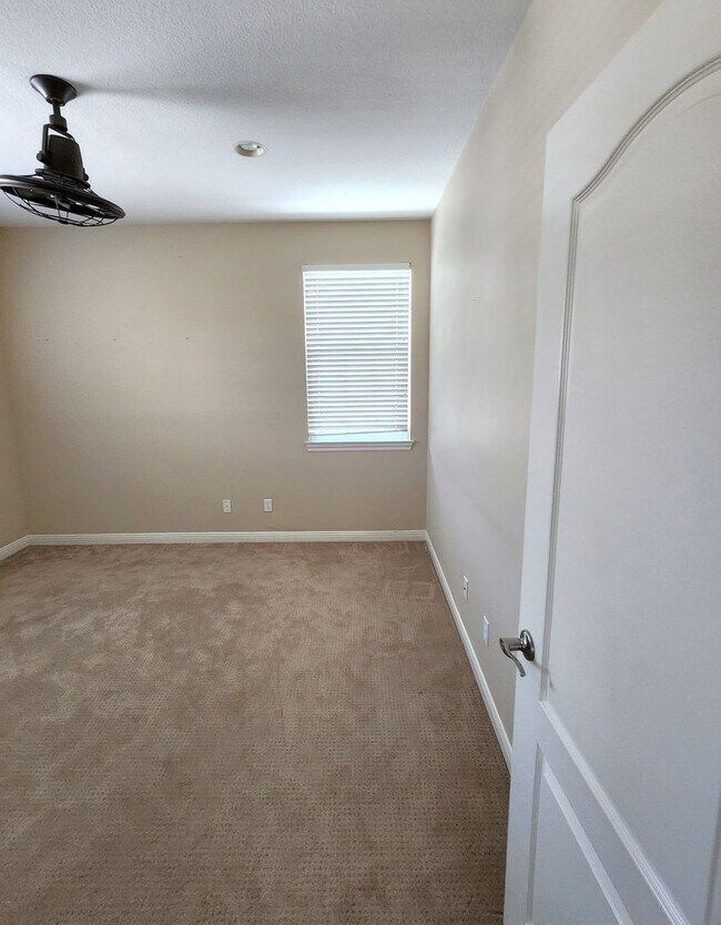 Building Photo - Beautiful 5BD, 3BA, 2,871 Sq. Ft. Home In ...