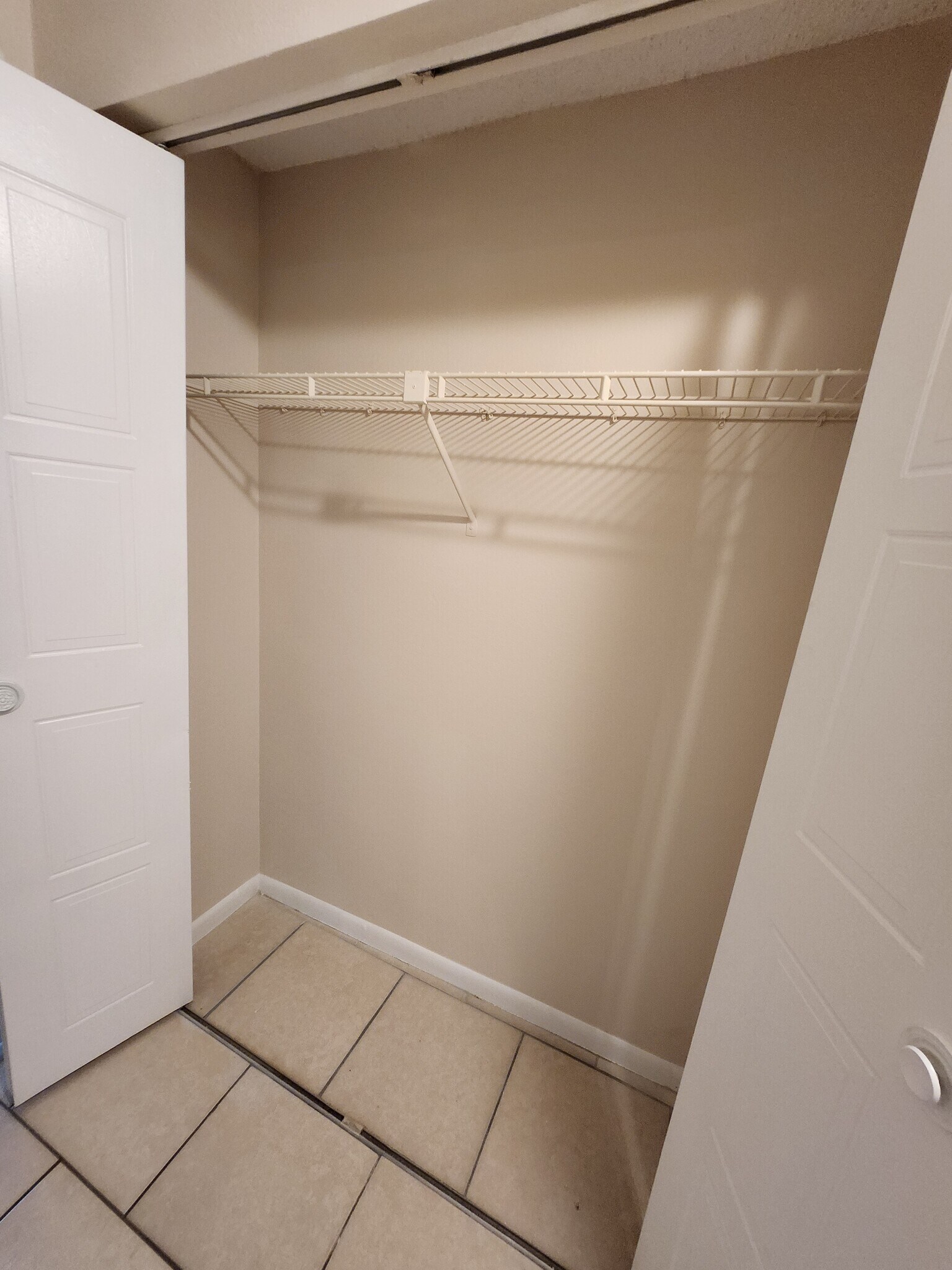 Building Photo - 2906 Cedaridge Dr