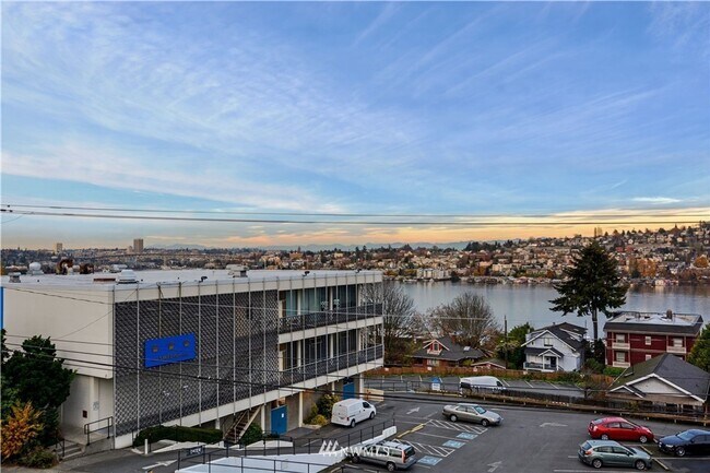 Building Photo - Modern Townhouse with Rooftop Deck & Skyli...