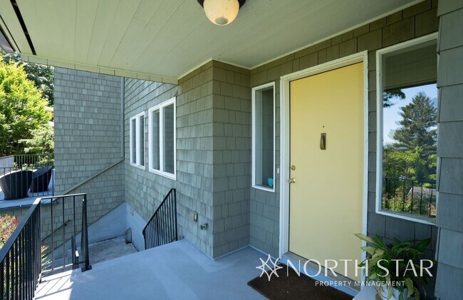 Building Photo - Stunning Views Close in NW Portland