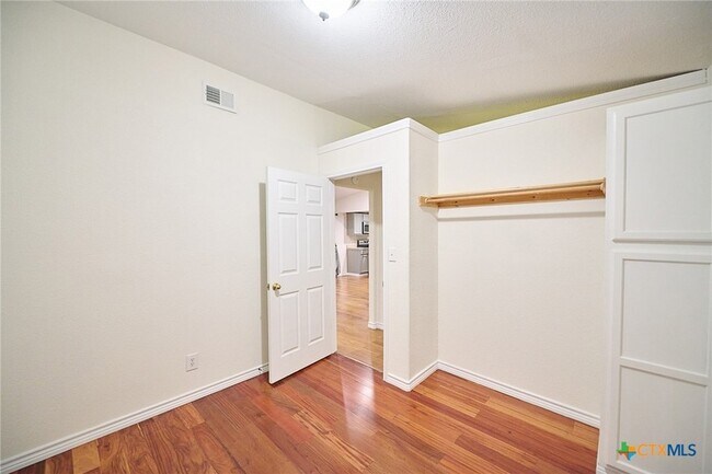 Building Photo - 919 Southside Dr