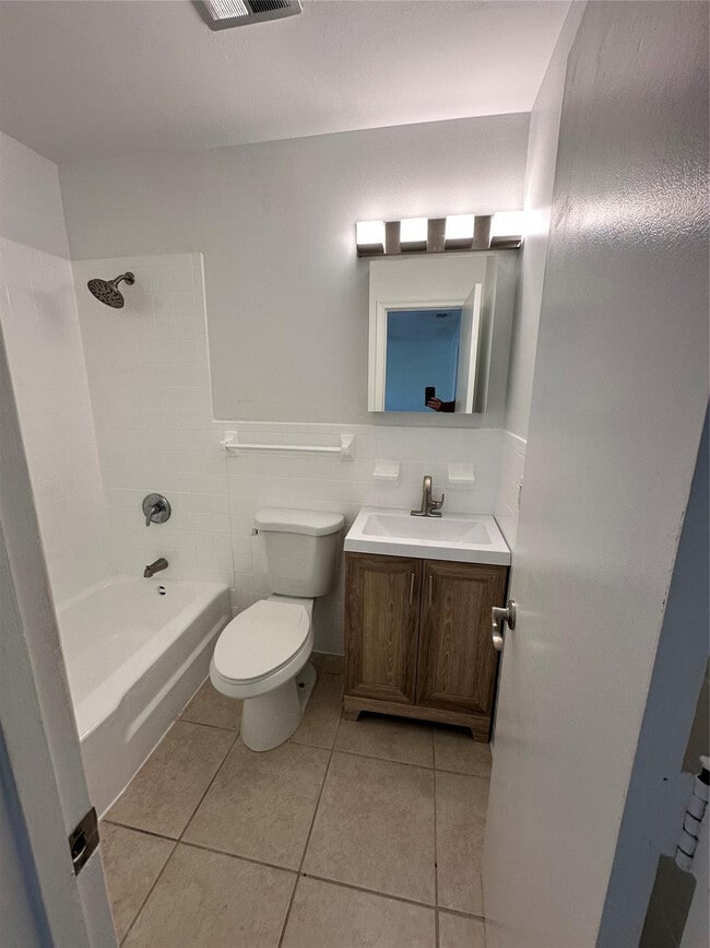 Building Photo - 305 NE 16th St