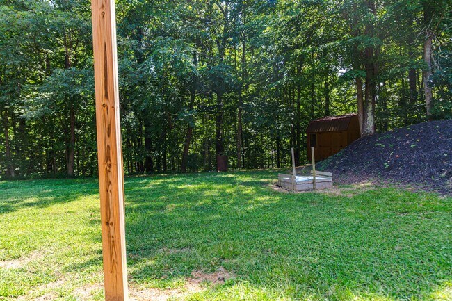 Building Photo - New Listing!