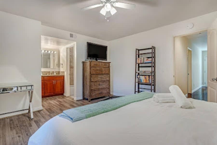 Building Photo - 3843 Riviera Dr