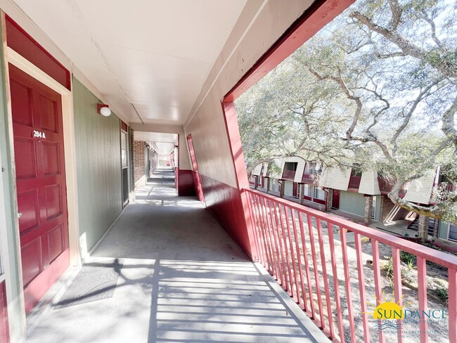 Building Photo - Nice 2 Bedroom at Pier One with Washer/Dry...