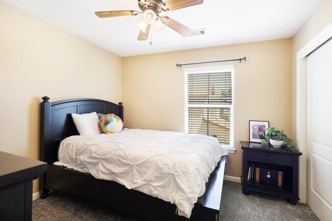 Building Photo - 3 BED 2.5 BATH TOWNHOME IN THE VILLAGES OF SHASTA VIEW GARDENS