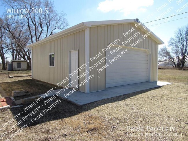 Building Photo - Willow 200 S-