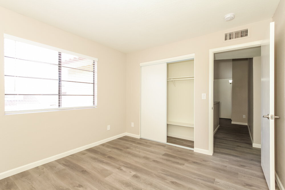 Building Photo - 4546 E Villa Theresa Dr