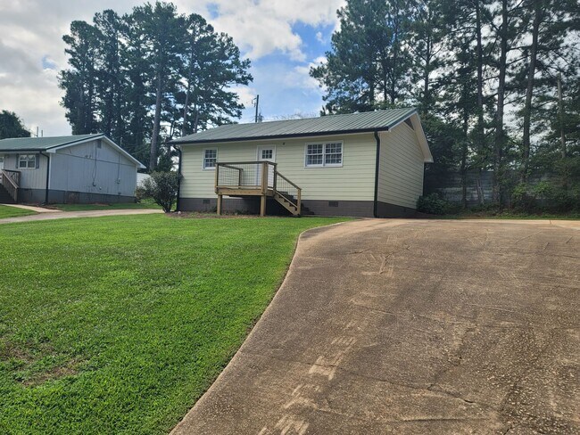 Building Photo - 2BD 1BA Home (Newly Renovated, Yardcare In...
