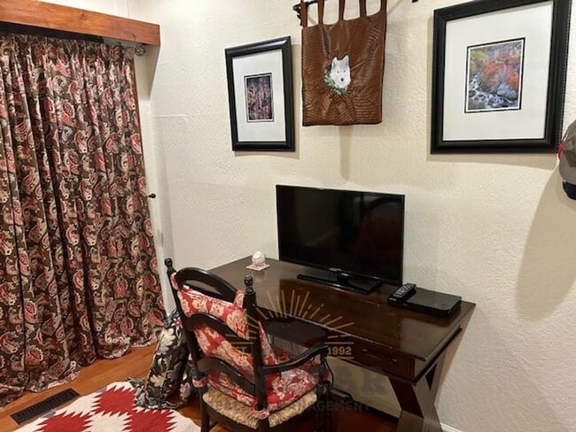 Building Photo - Adorable 2 Bedroom - Central Incline! 1 Do...