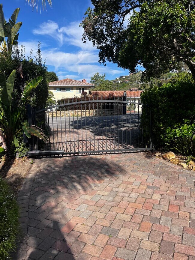 Building Photo - Montecito Property with a View and a Pool ...