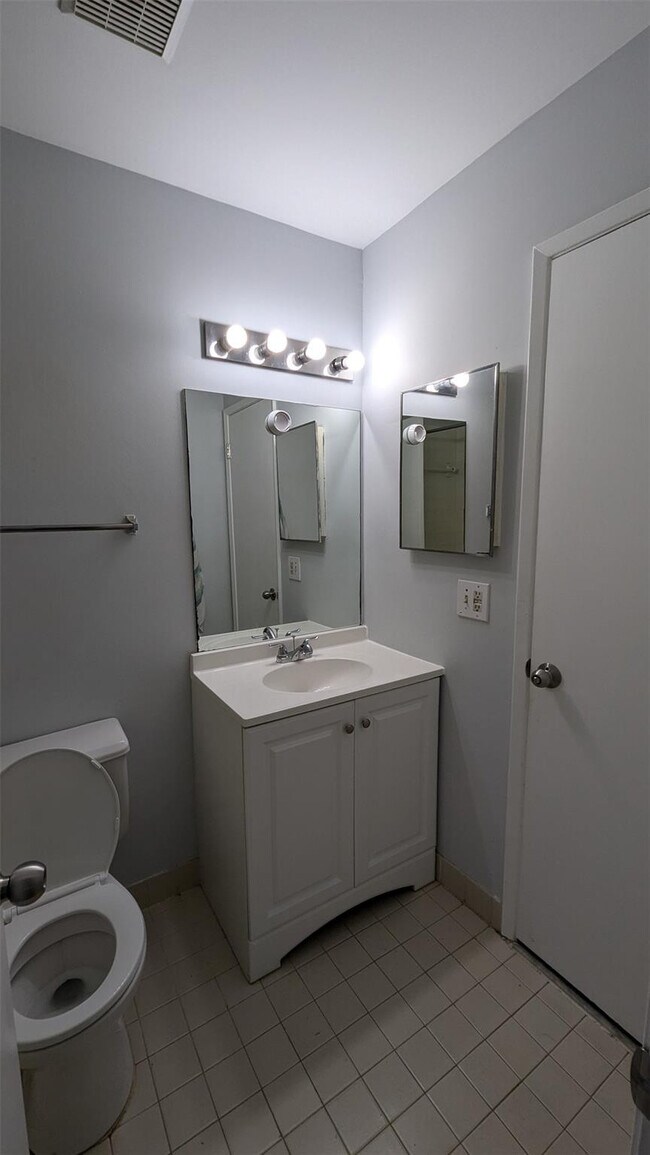 Building Photo - 9919 Nob Hill Ln