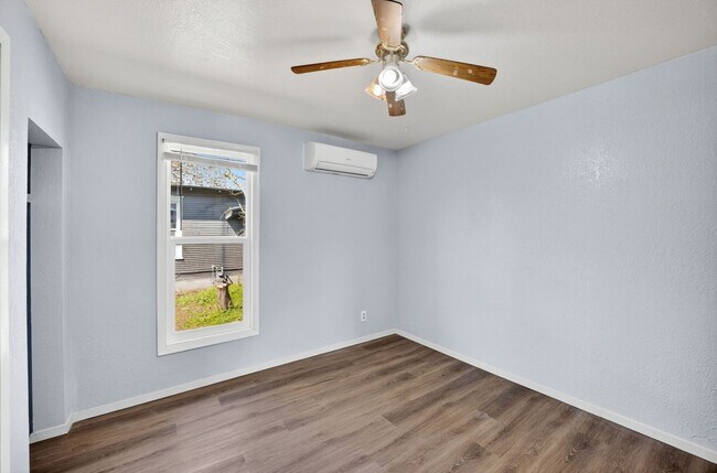 Building Photo - Charming& Updated Northeast Home!