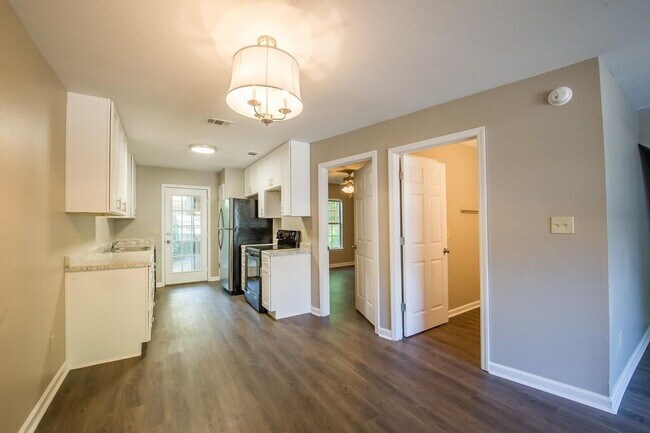 Building Photo - Gorgeous 4 BR 3 BA Town House Right By FSU and TCC!