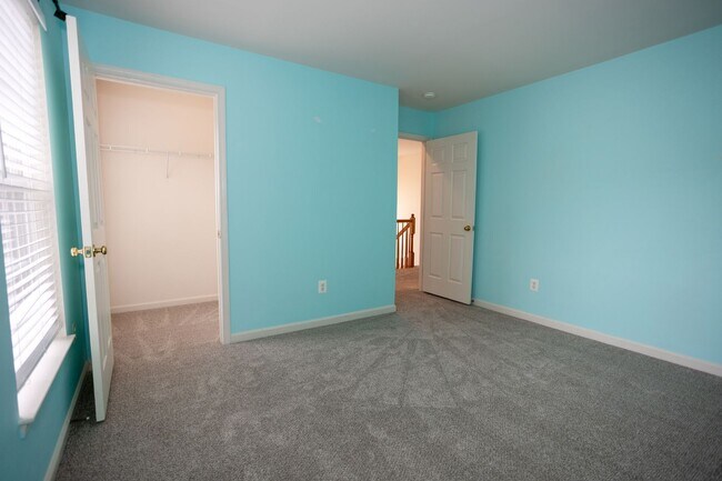 Building Photo - Spacious & Bright Home in Parks of Piedmon...