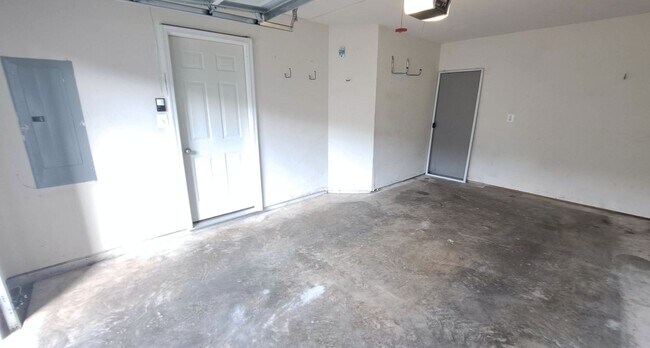 Building Photo - 3 Bed / 2-1/2 Bath Single Family Townhome with 1-Car Garage