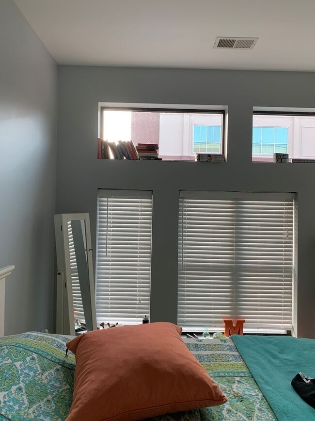 Building Photo - 2125 Southend Dr