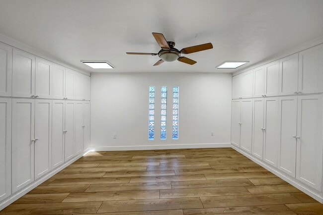 Building Photo - 6301 E Sweetwater Ave