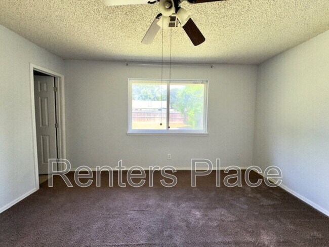 Building Photo - 212 E Austin St