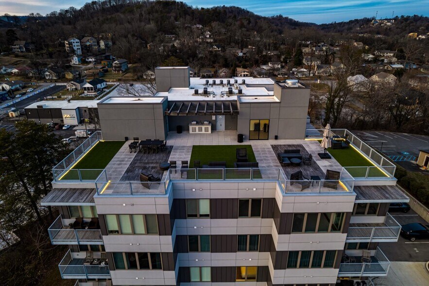 Building Photo - 411 Fairpoint St