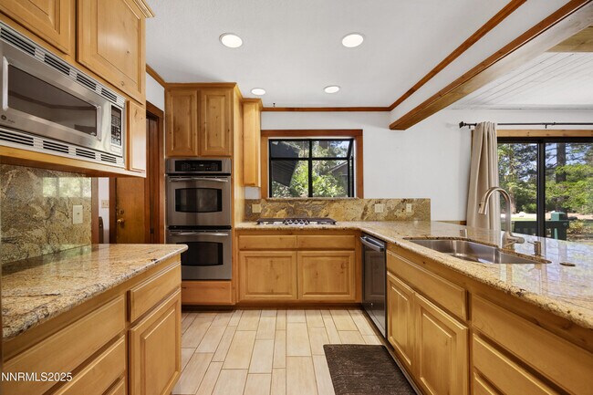 Building Photo - 445 Country Club Dr