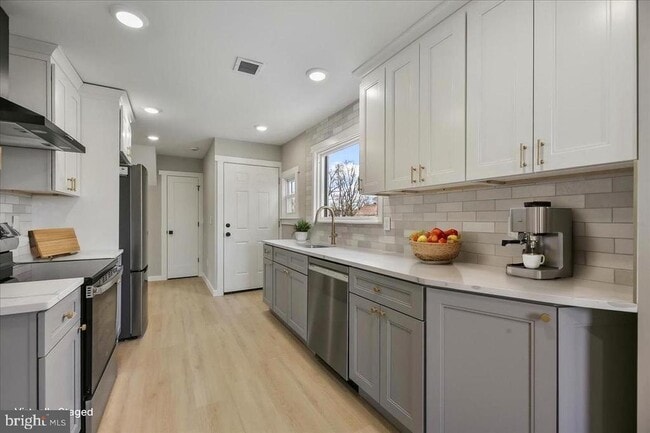 Building Photo - 143 Johnston Ave