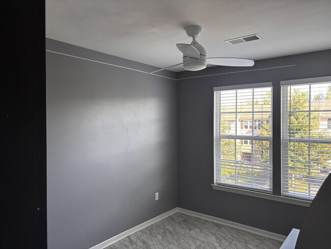Building Photo - 1079 Sparrow Way
